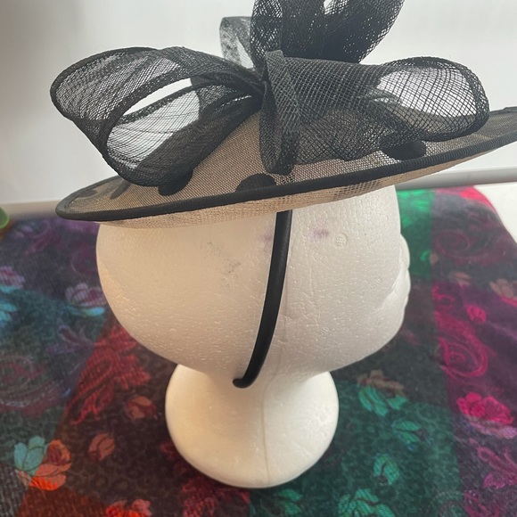 Leona Edminston Fascinator/headpiece. - Picture 5 of 6